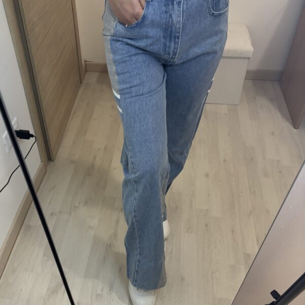 Jeans con particolare grigio laterale