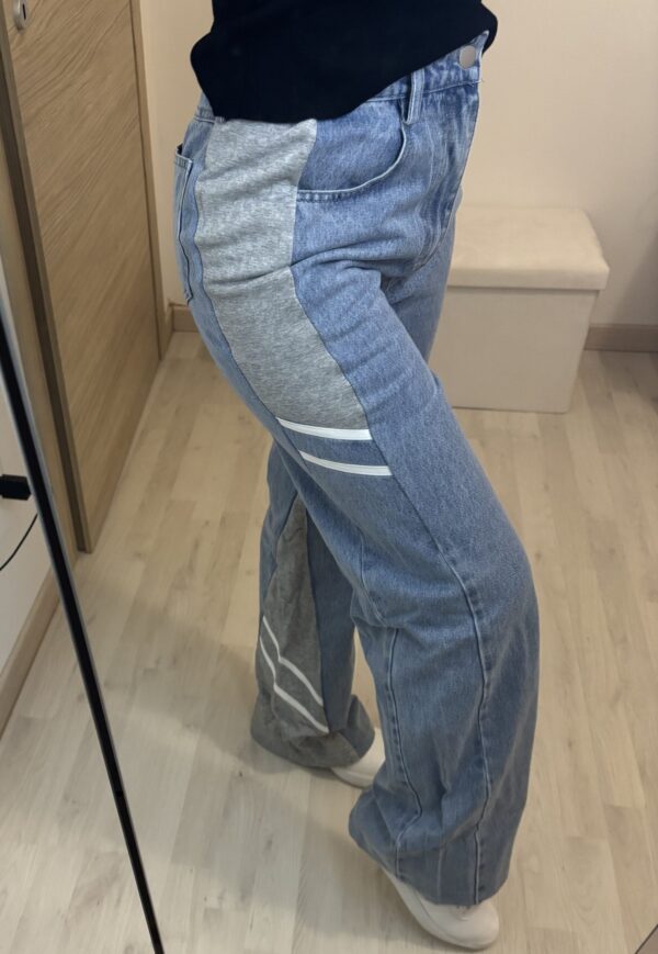 Jeans con particolare grigio laterale