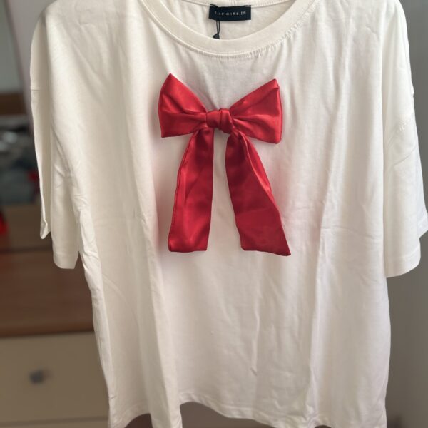 T-shirt fiocco rosso 3D